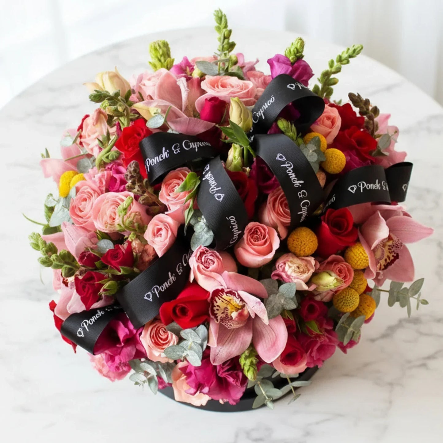 Arreglo-floral-de-Orquideas_-Lisianthus_-Rosas_-Boca-de-Dragon--Domo-Vistal Cenital Ponch y Caprico CDMX