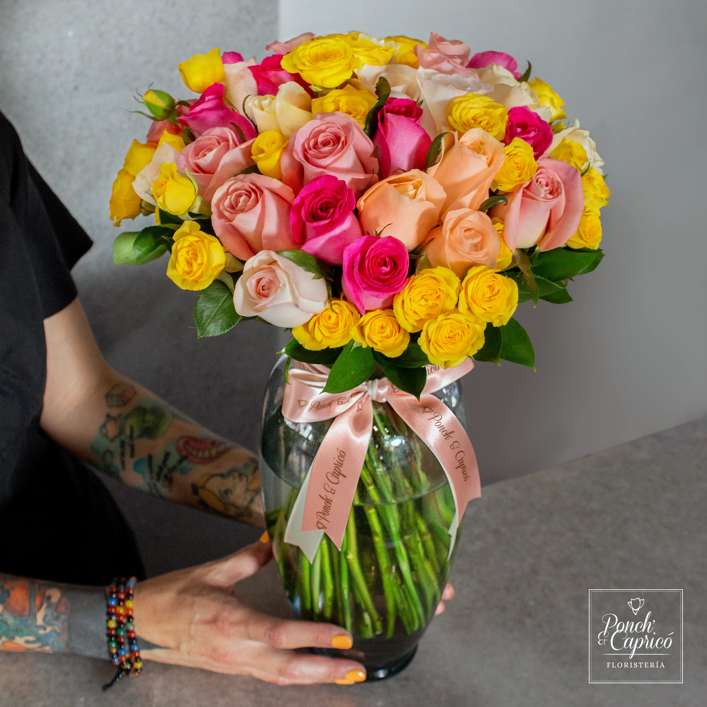 Arreglo Floral de Mini Rosas Amarillas y Rosas Mix (rosadas, peach y fucsia)