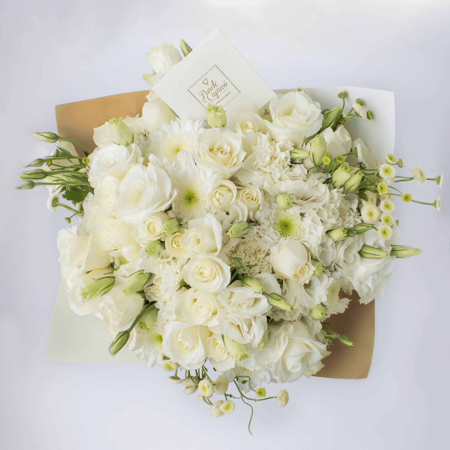 Arreglo Floral de Rosas Blancas, Clavel, Lisianthus y Tanaceto Blanco -GI029-