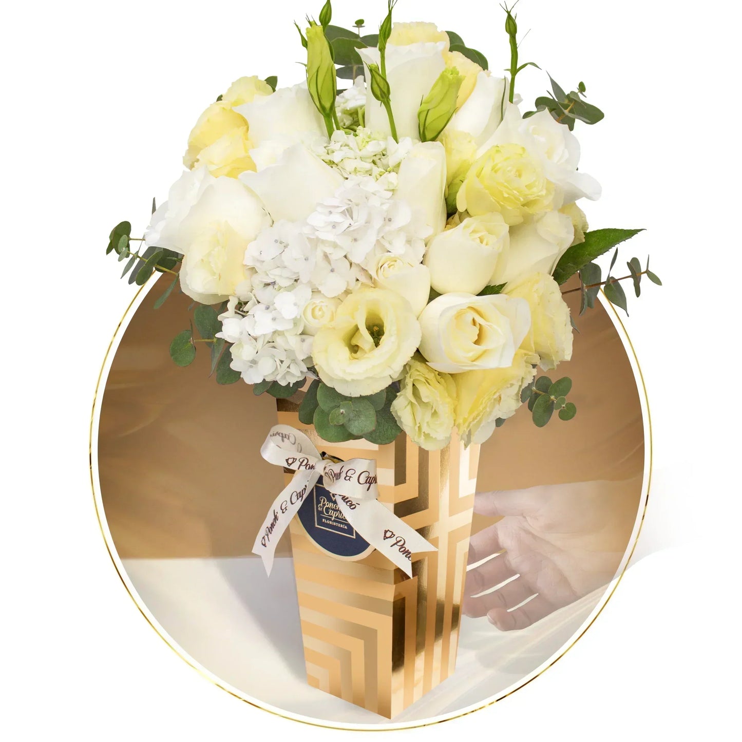 Arreglo Floral de Rosas Blancas Hortensias y Lisianthus con un Bunch de Globos Personalizado