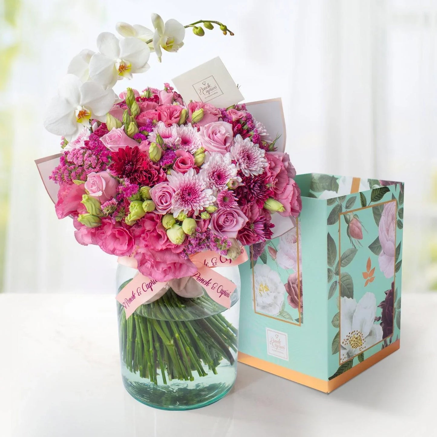 Arreglo Floral de Rosas Náuticas, Orquídea Blanca, Lisianthus Magenta y Moreliana -GI031-