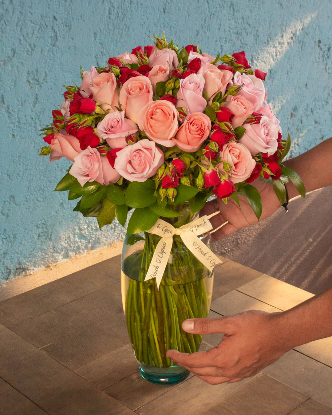 Arreglo Floral de Rosas Rosadas, Náutica y Mini Rosas Rojas