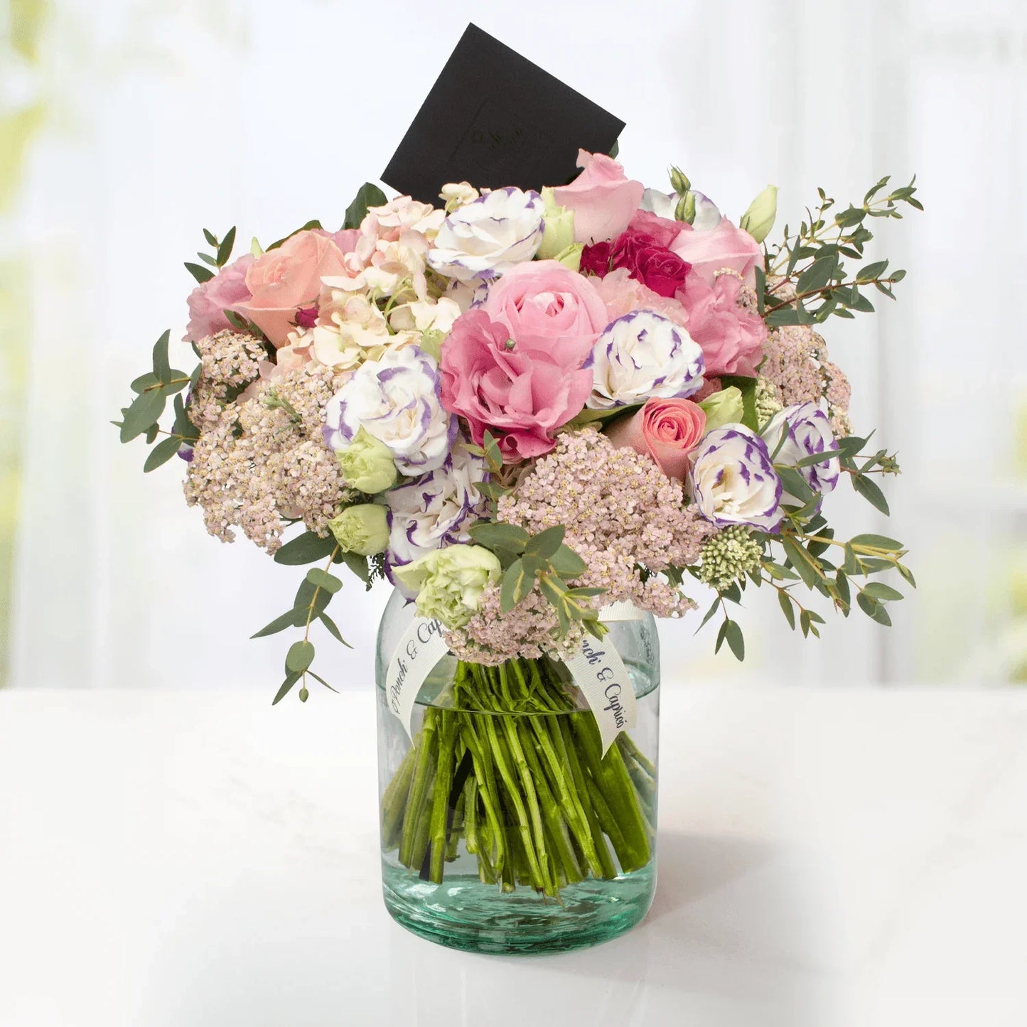 Arreglo floral de Rosas Caricia, Rosas Hermosas, Mini Rosas Fucsia, Lisianthus Carmín y Pecoté Morado -GI023-