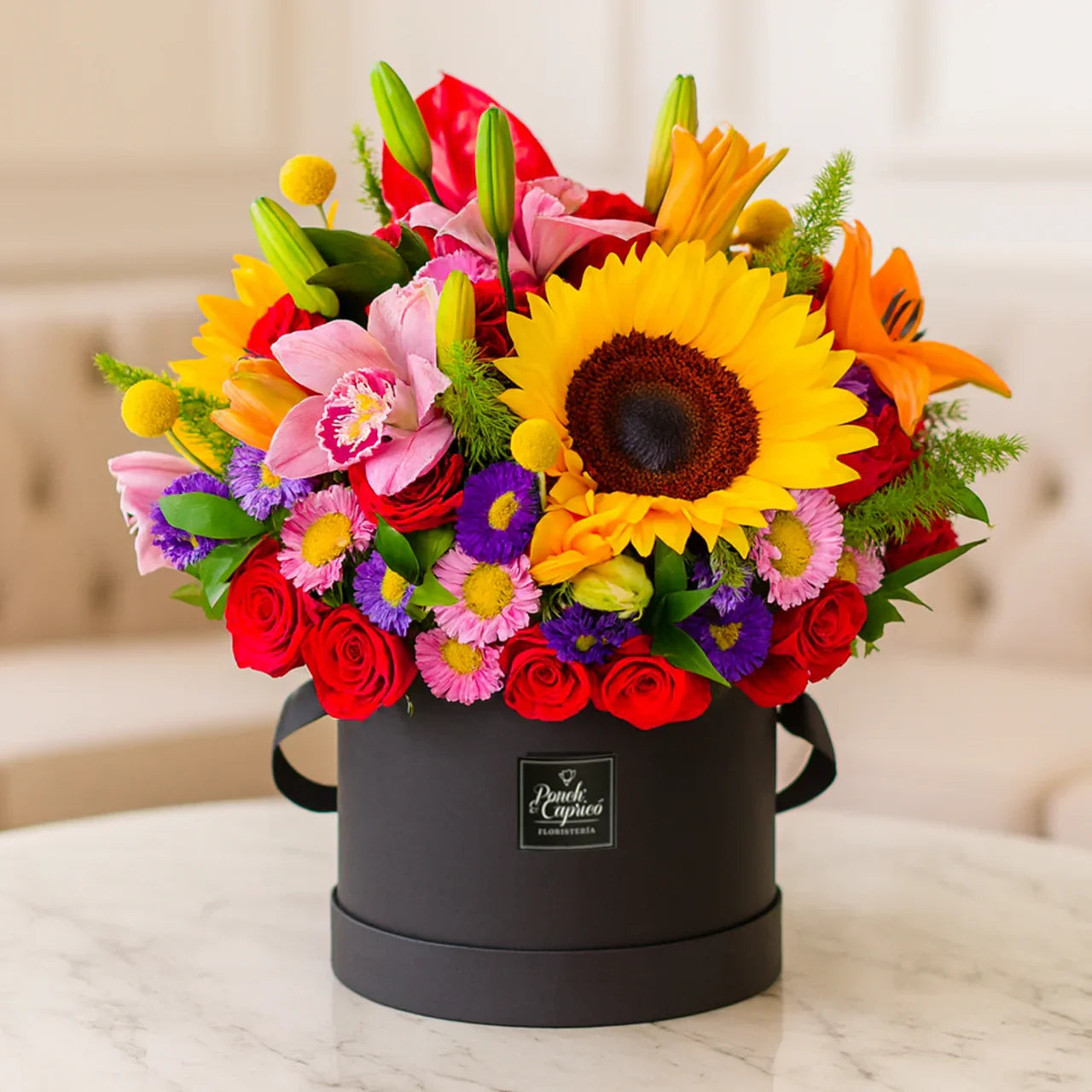 Blumenarrangement aus roten Rosen, rosa Orchideen, Sonnenblumen und or