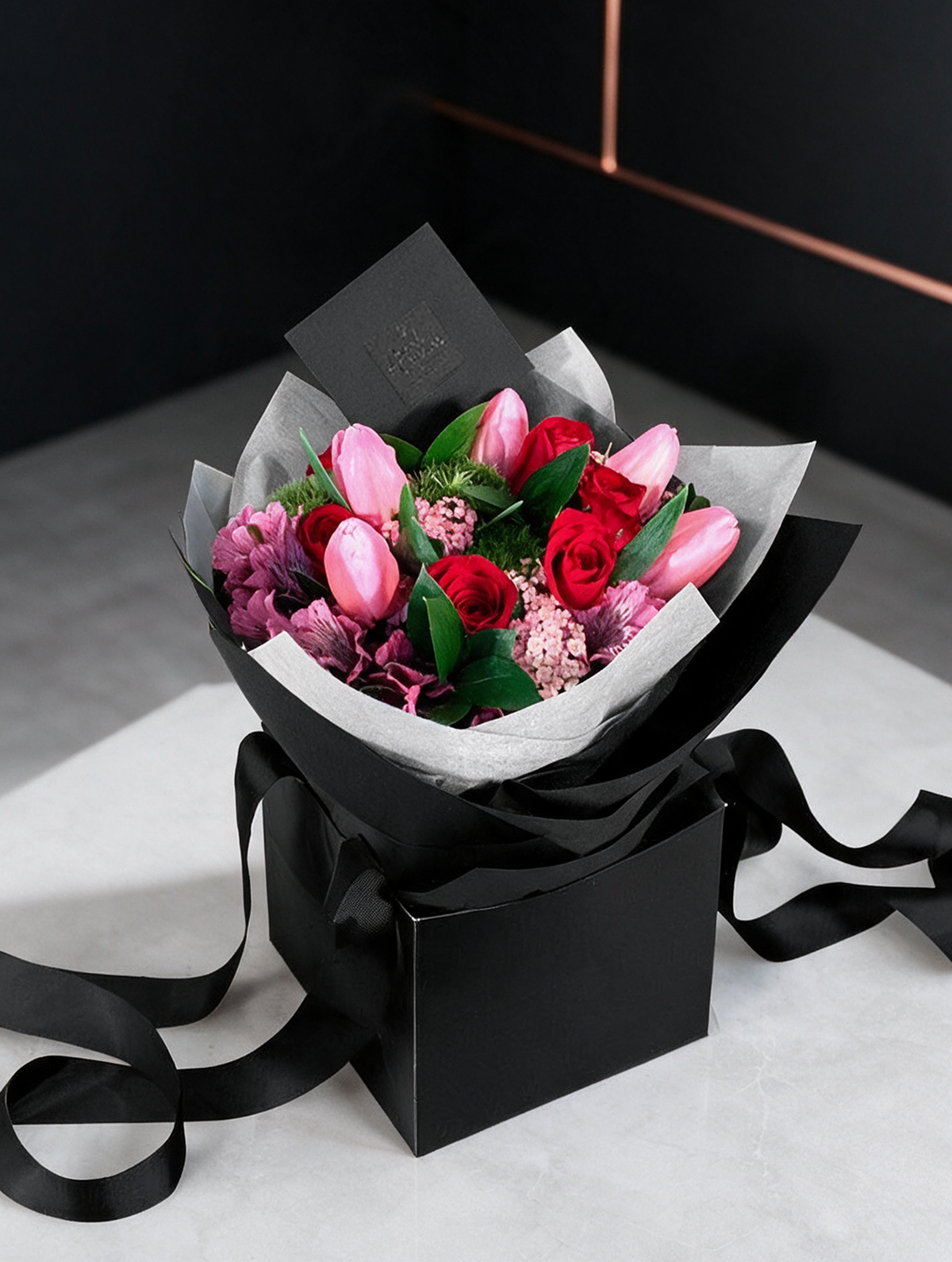 Bouquet Tulipanes y Rosas Rojas. Floreria Ponch y Caprico Mexico CDMX.