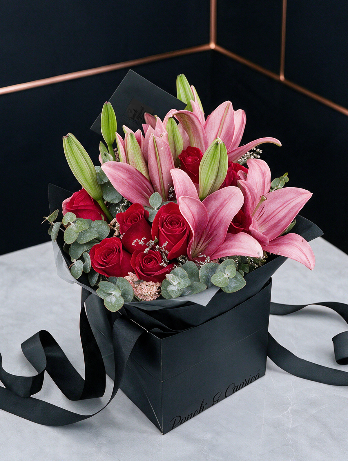 Bouquet de Rosas Rojas, Lillies y Aquilea Ponch y Caprico Floreria CDMX
