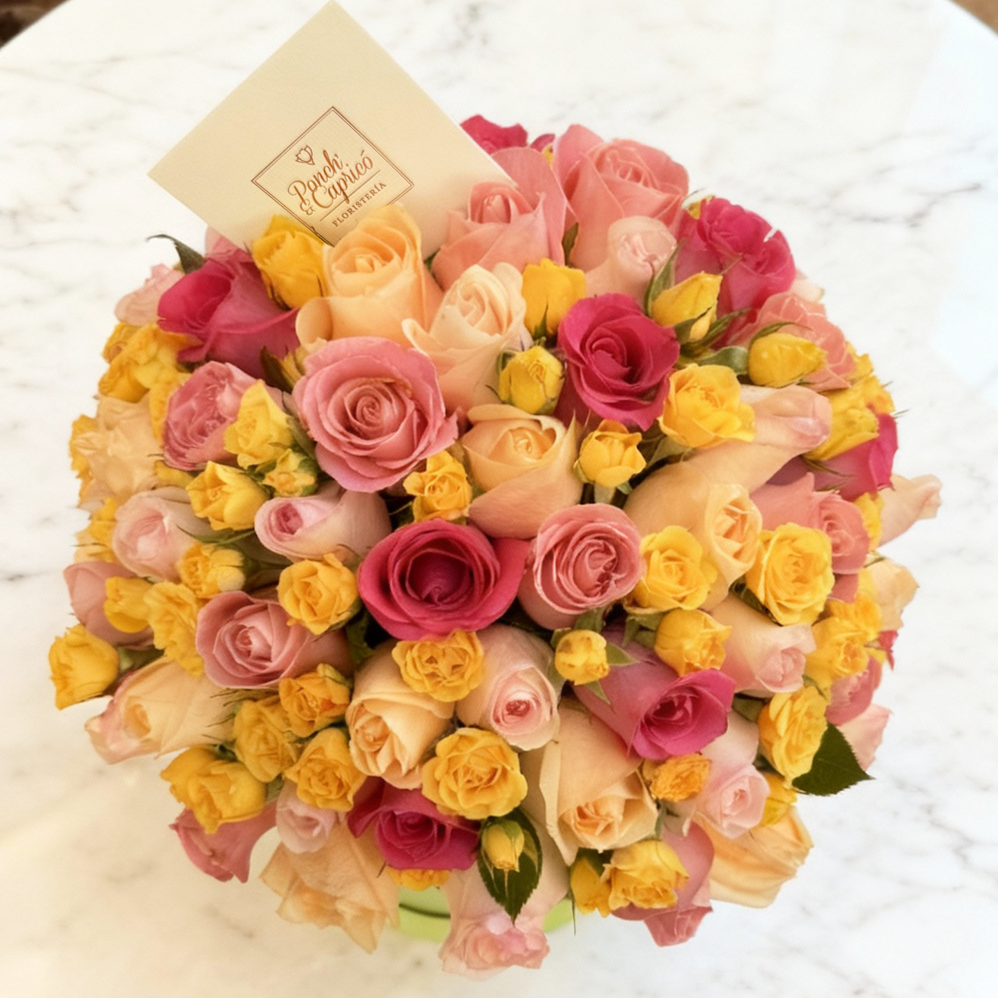 Arreglo floral de Rosas y Mini Rosas Multicolor en Caja Verde (Domo) Cenital Ponch y Caprico Floreria Flores a Domicilio CDMX