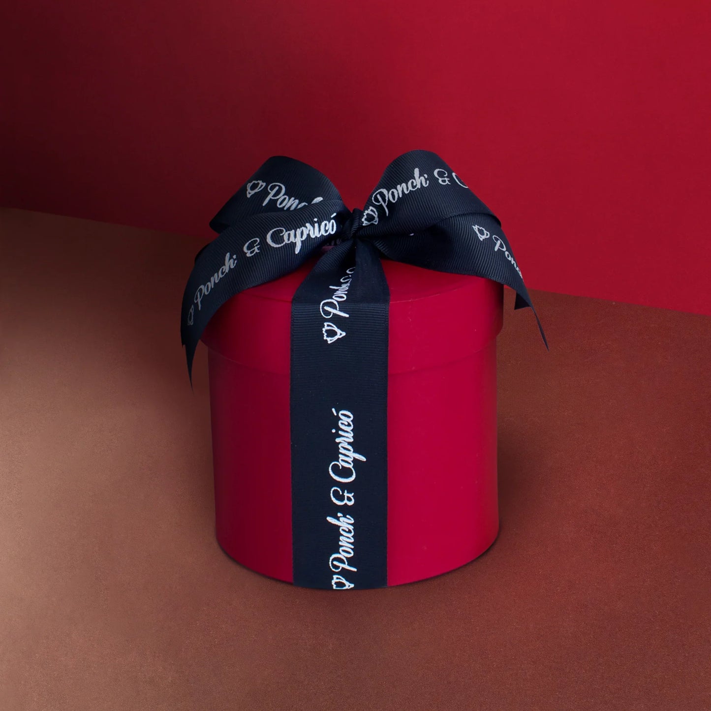 Arreglo floral de rosas rojas, mini rosas y dólar negro (preservado) + Caja Bombonera con Chocolates Premium - SET095