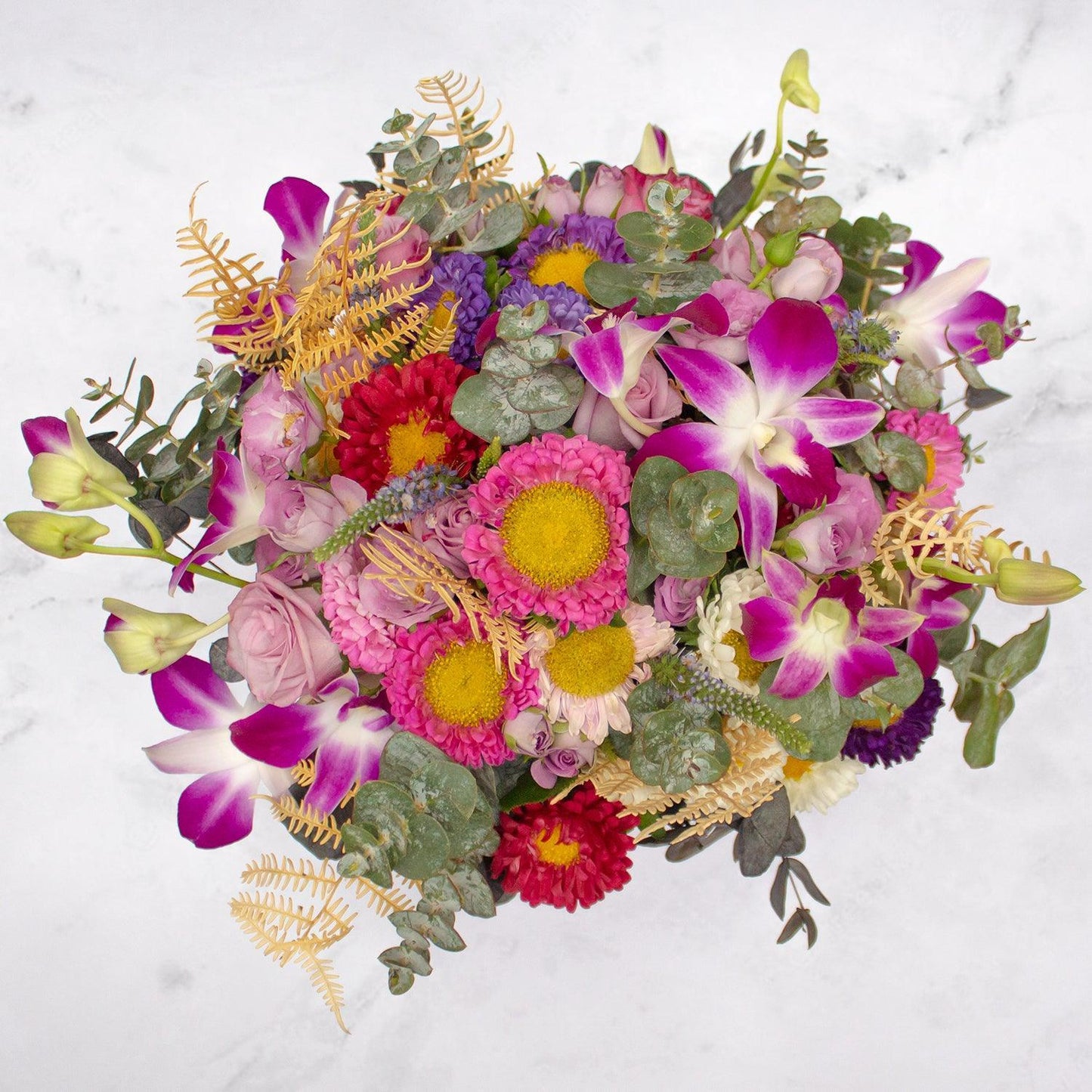 Arreglo floral de Orquídeas Moradas, Rosas Lilas, Leather Beige Preservado y Eucalipto -GI024-