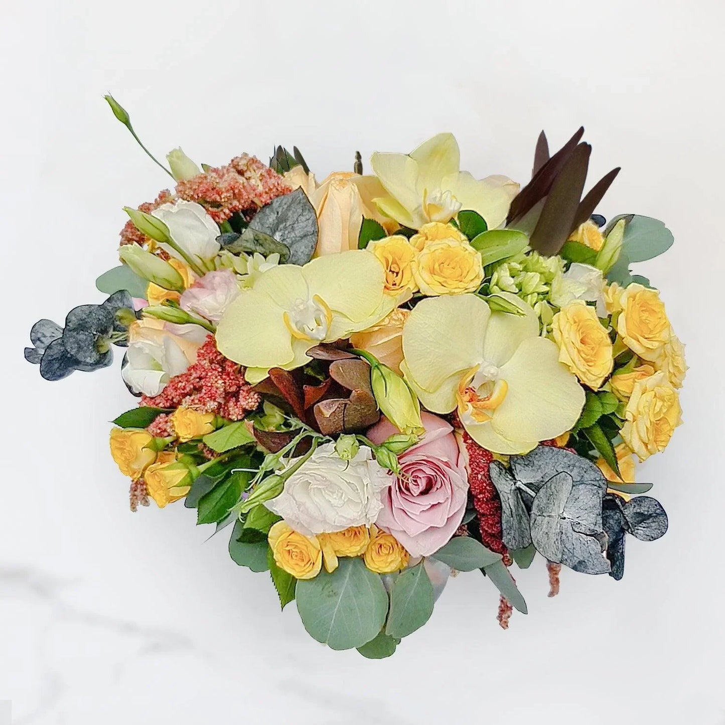 Arreglo floral de Orquídea Amarilla, Rosas Náuticas, Rosas Peach Avalanche, Lisianthus Pecoté Rosado y Dólar Marrón Preservado -GI022-