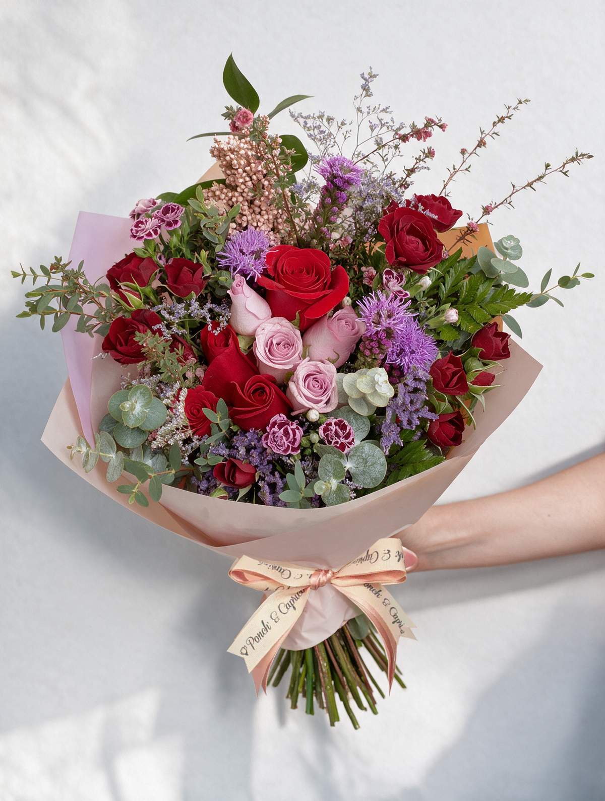 Ramo de Rosas Lilas, Rosas Rojas, Mini Rosa Roja y Limonio Morado - PRAM043 -