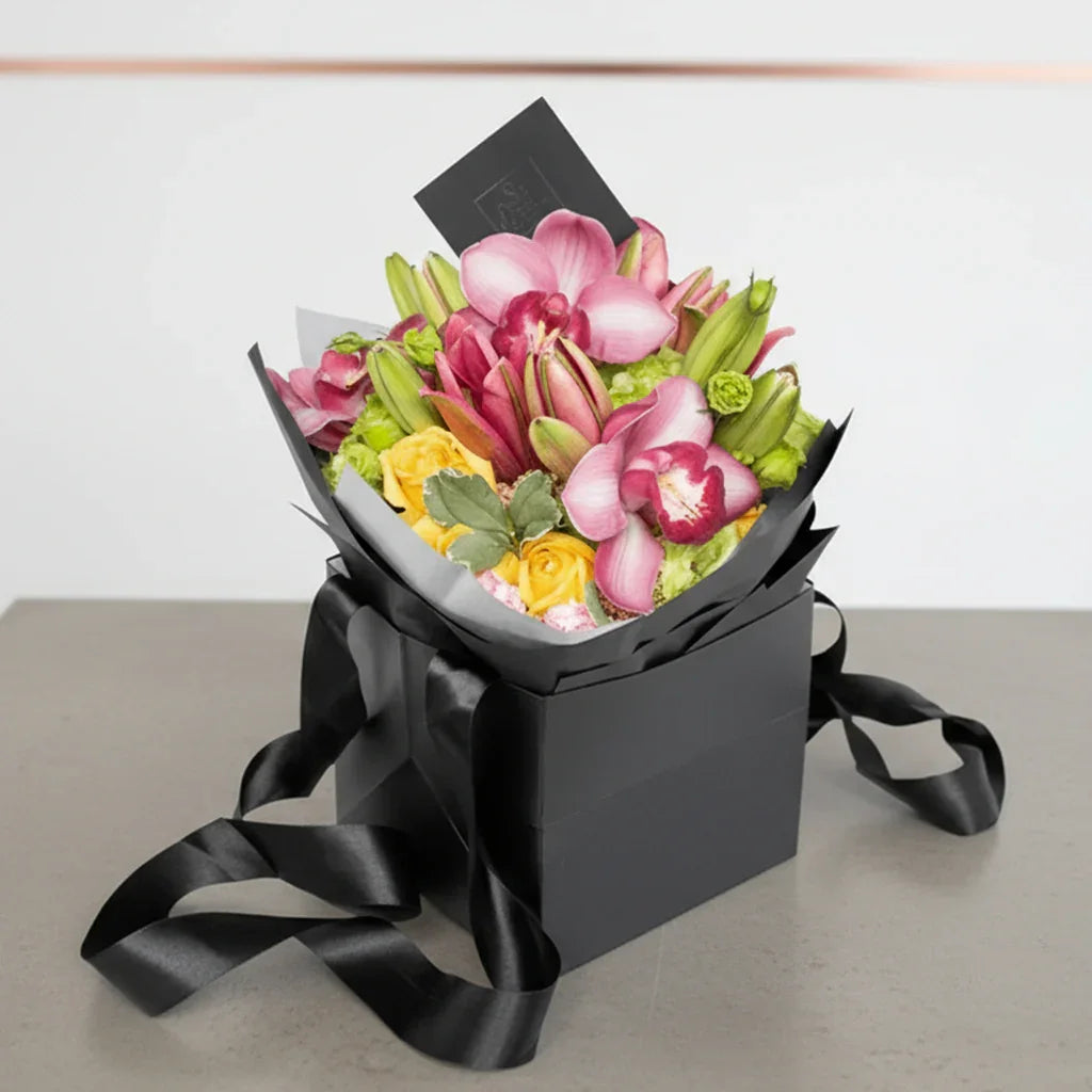 Ramo de Orquídeas, Rosas, Lisianthus y Lillies - PRAM020 Ponch y Caprico Dble Caja Estilo