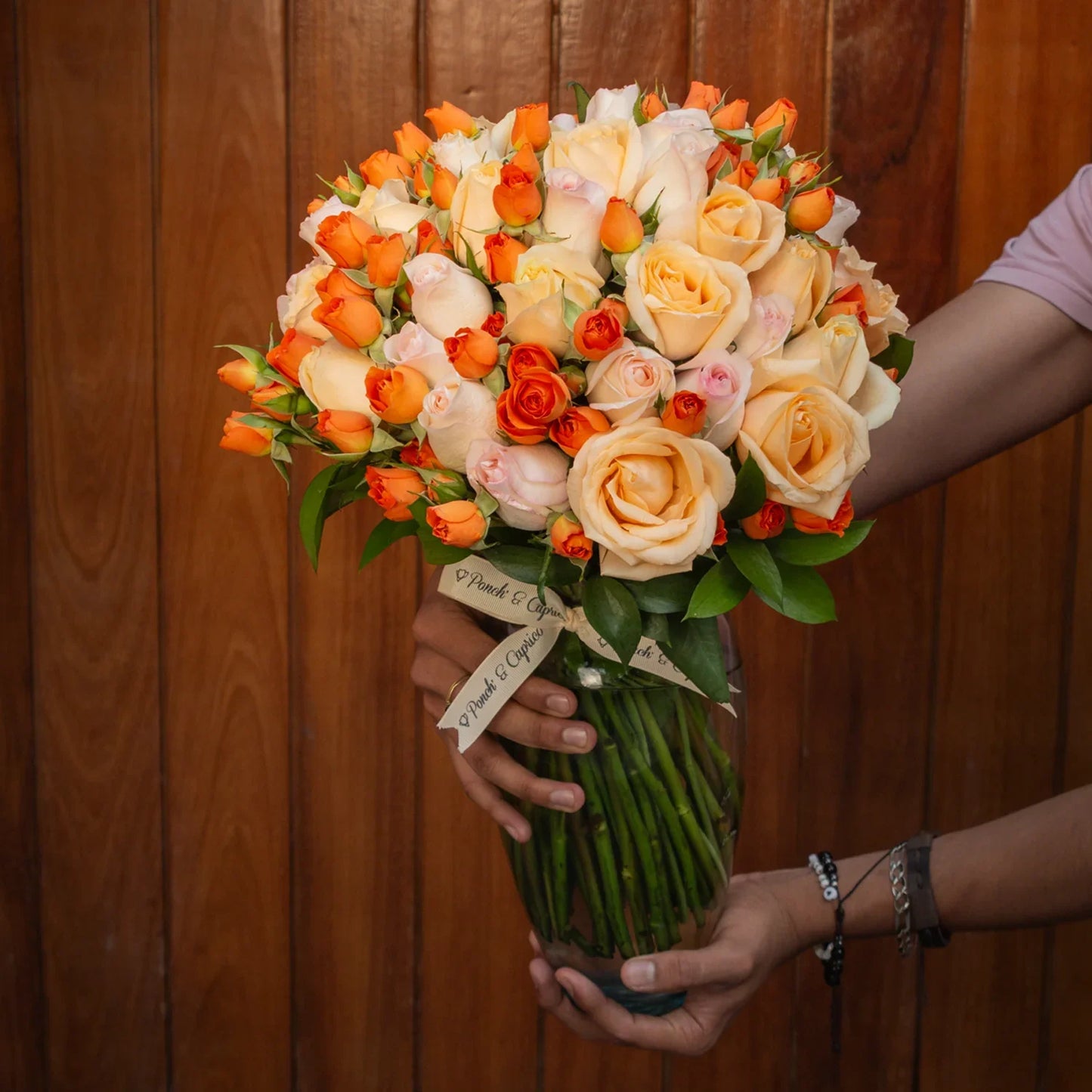 米色和橙色玫瑰花束(桃子、Señorita 和迷你橙色玫瑰)