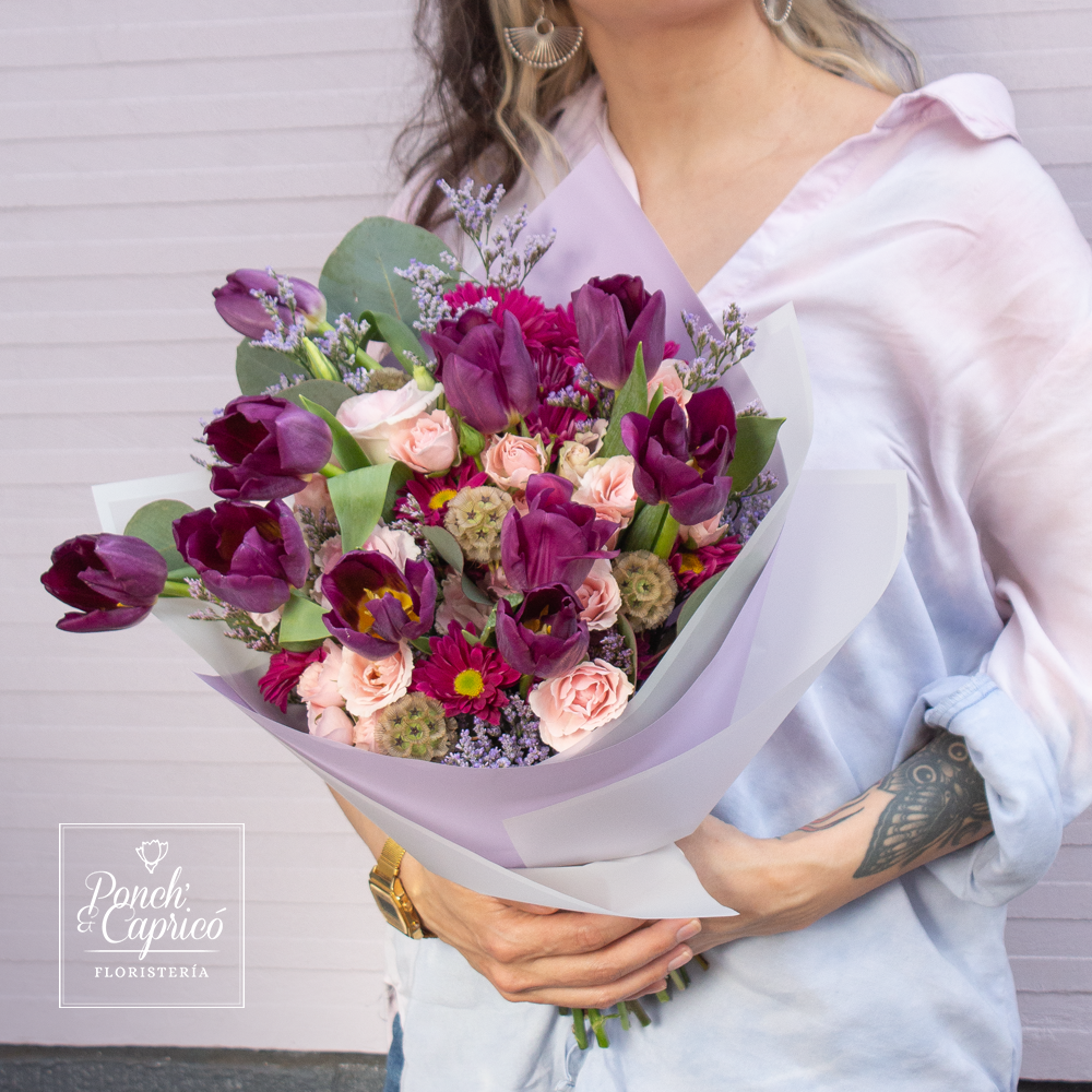 Ramo de Tulipanes Morados, Mini Rosas Caricia y Lisianthus Místico -PRAM056-