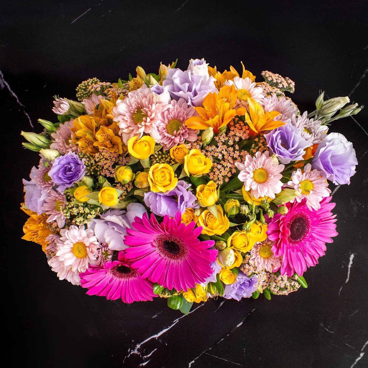 Flores en Caja tipo Canasta de Mini Rosas Amarillas, Gerberas Fucsia y Lisianthus Lila - PCAN029 -