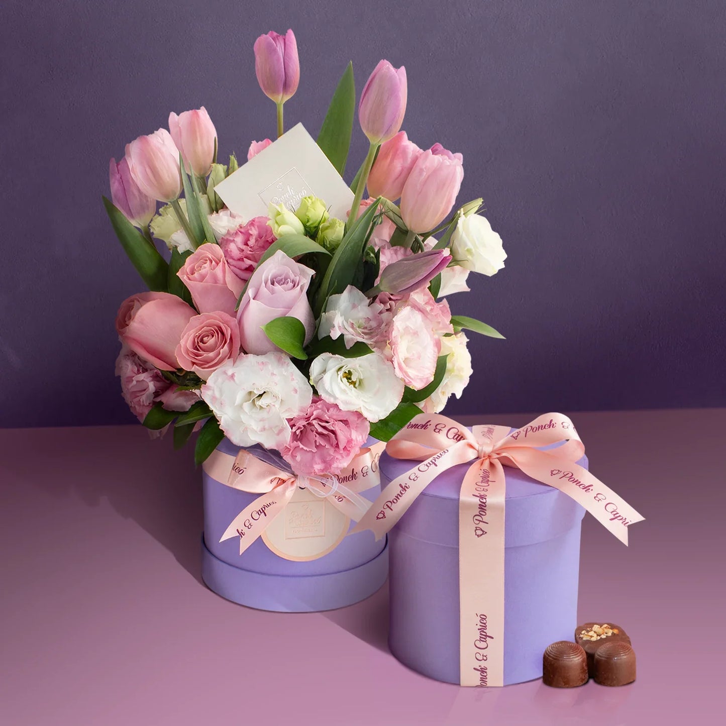 Arreglo floral de tulipanes, rosas (náutica y hermosa) y lisianthus + Caja Bombonera con Chocolates Premium - SET094