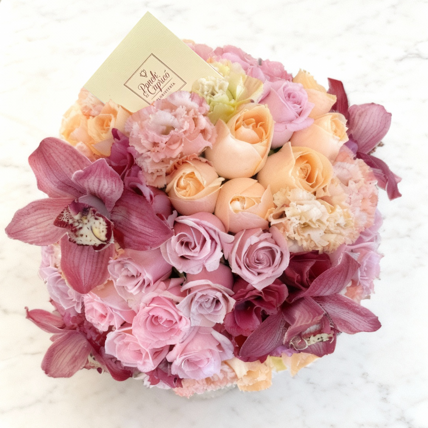 Arreglo floral con Orquídeas, Lisianthus y Rosas Premium Rosas, Náutica y Avalanche (Domo)