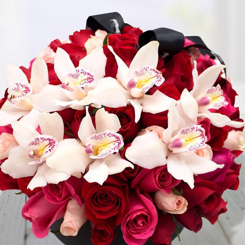 100 Rosas y 7 Orquídeas en Caja -Domo. Floreria Ponch y Caprico.