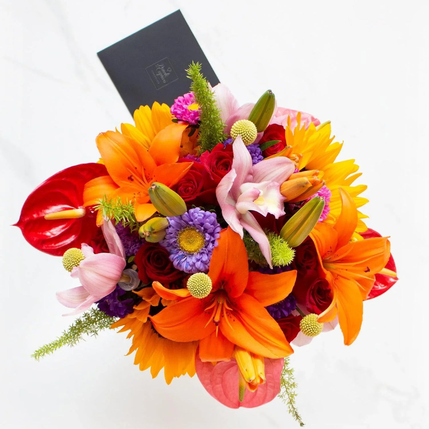 Букет цветов из красных роз, орхидей, антуриумов, подсолнухов и лилий - в вазе- ALA004