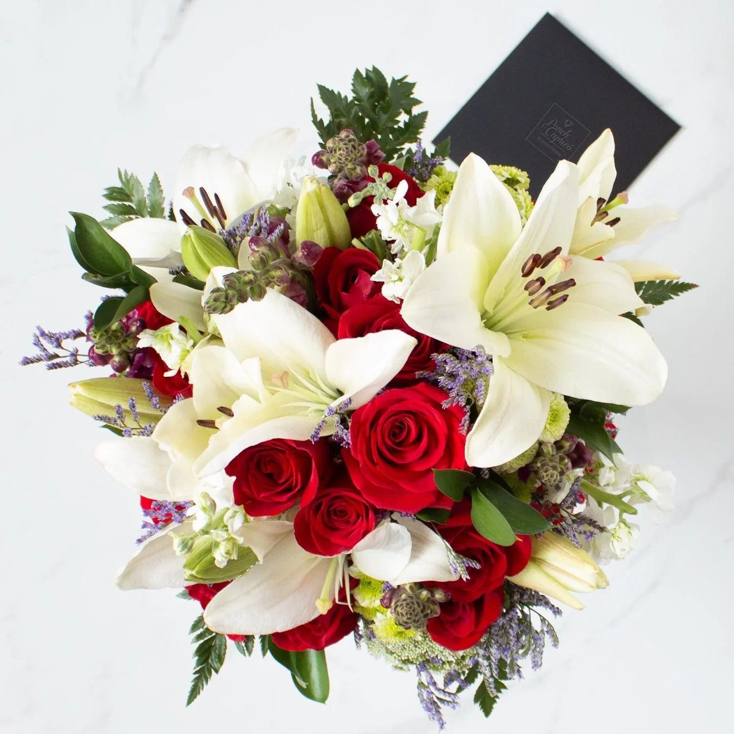 Ramo de flores de Rosas, Lillies, Boca y Matiola -en florero- ALA001