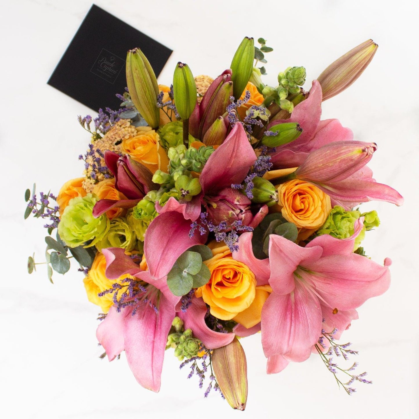 Ramo de flores de Rosas Amarillas, Lisianthus Verde y Lillies Rosados -en florero- ALA002