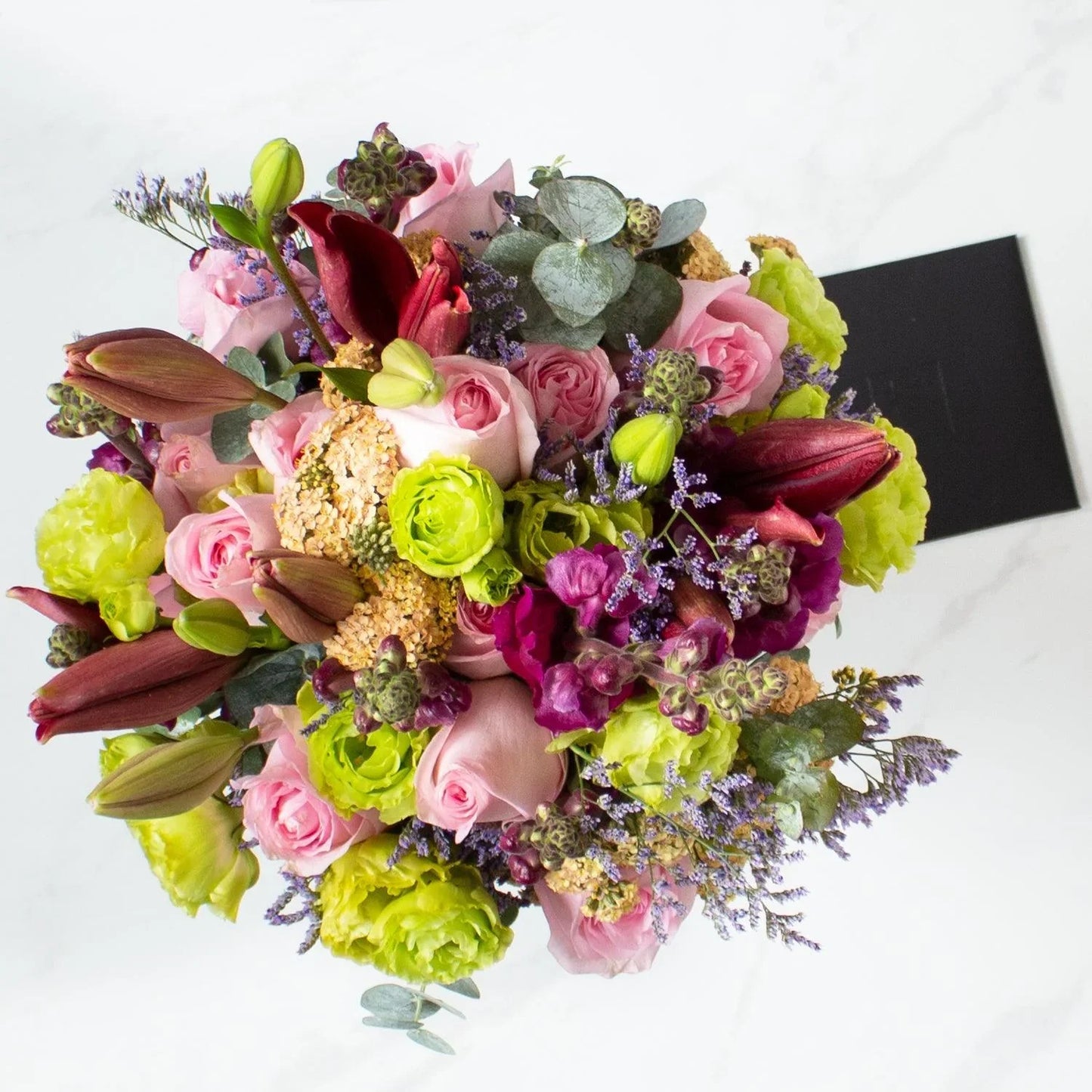 Ramo de flores de Lilies Vino, Boca Vino, Rosas Rosadas y Lisianthus -en florero- ALA003