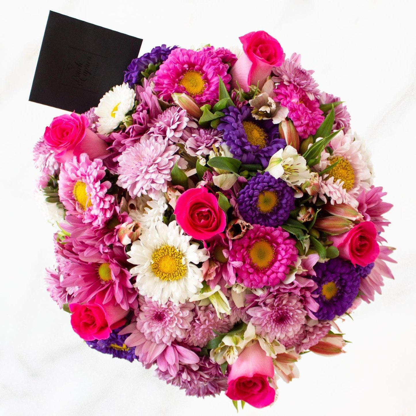 Arreglo de flores frescas elaborado con flores seleccionadas en florero incluido directo en agua. Incluye rosas, margaritas, alstromelias, morelianas y matsumoto. Hecho a mano, incluye tarjeta de dedicatoria impresa y listón de tela.