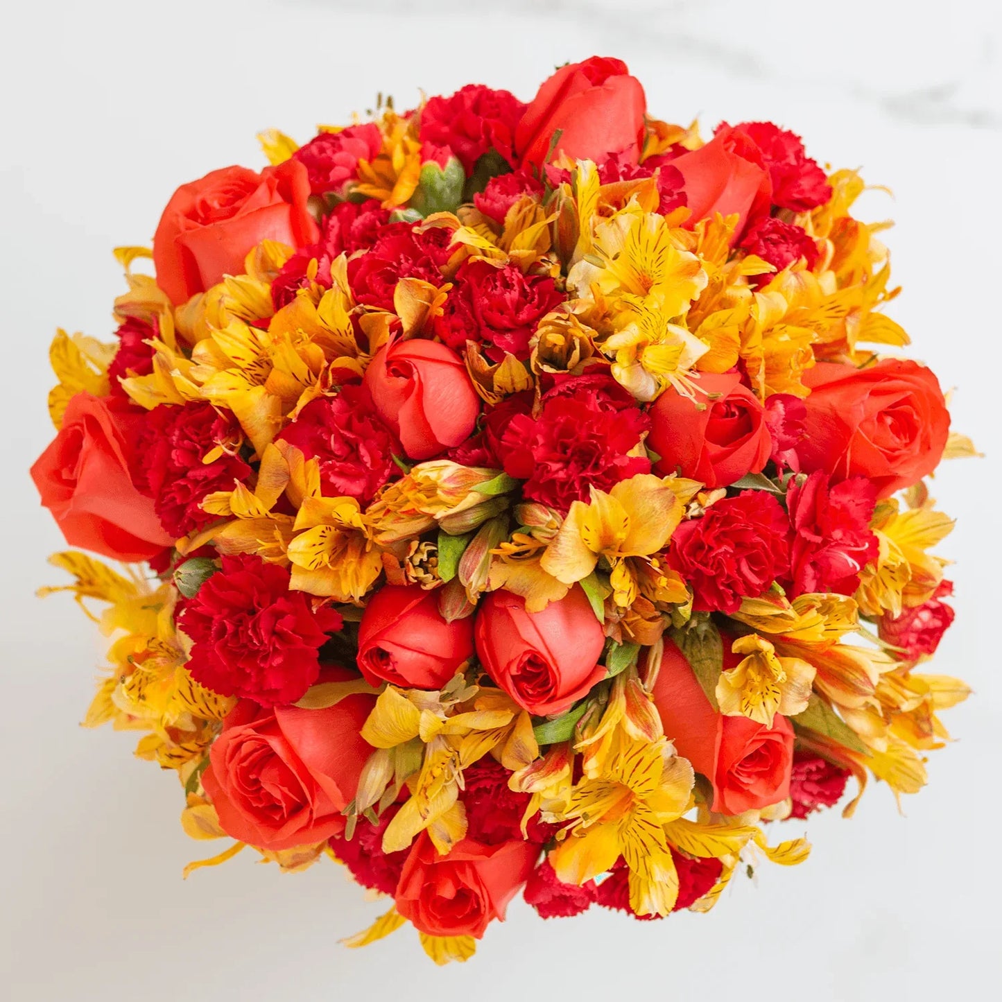 Arreglo floral de 12 Rosas Naranjas, Clavellinas y Alstromelias Amarillas -GI012-