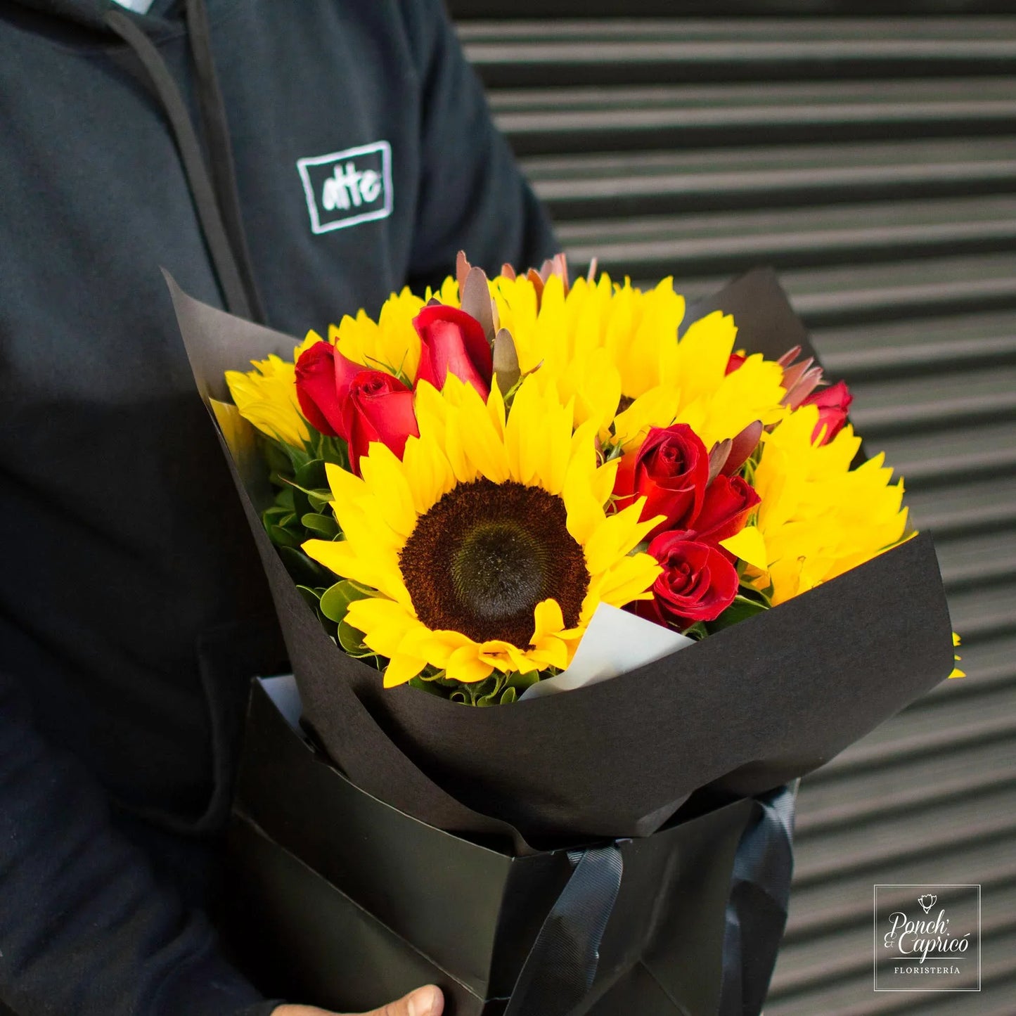 Bouquet Girasoles, Rosas Rojas y Safari