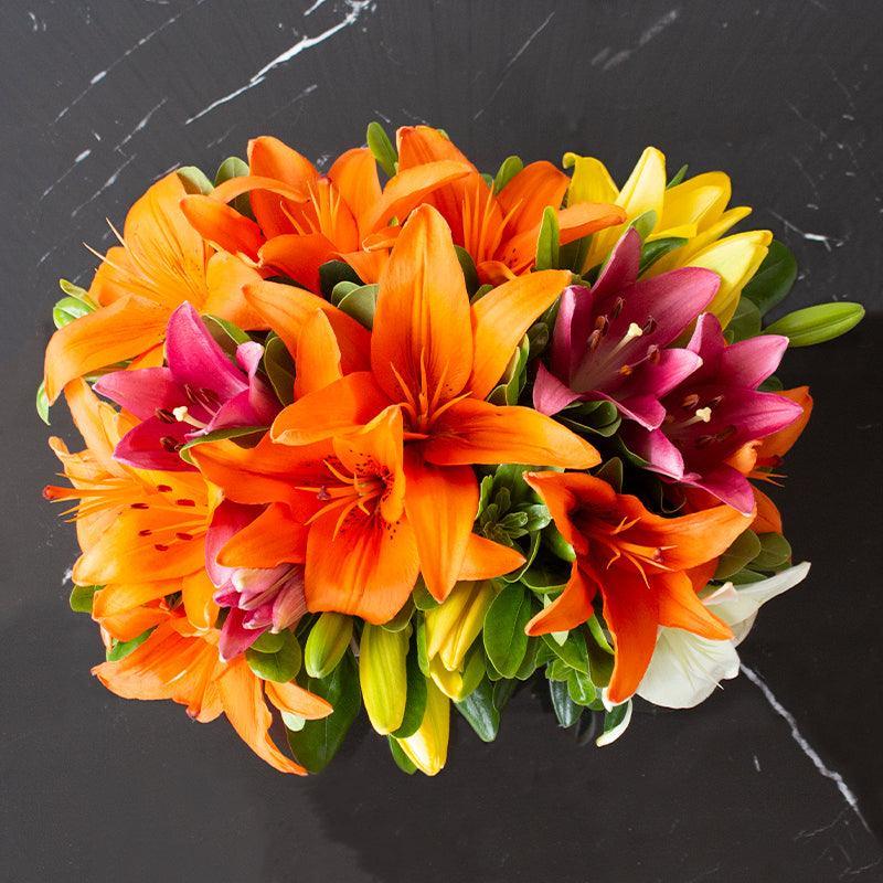 Цветы в коробке-корзине с цветными лилиями - PCAN015