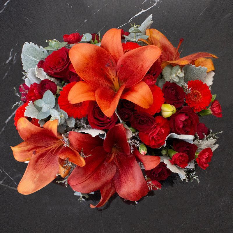 Fleurs dans le panier des Lillies rouges, Rosas rouges, mini Gerberas rouge, clavellinas et mini Rosas - PCAN001 -