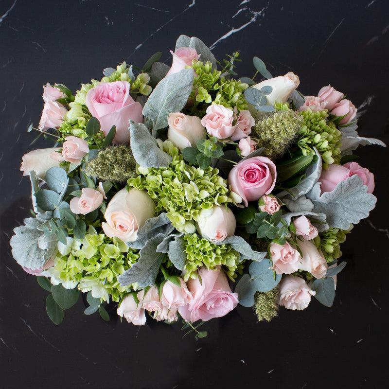 Flores en Caja tipo Canasta Rosas Rosadas, Mini Rosas (Caricia) y Hortensias -PCAN023-