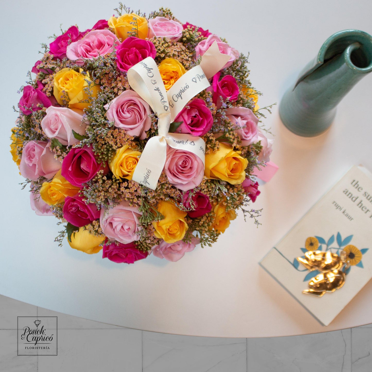 Domo de 4045 Rosas Amarilla, Rosadas y Fuchsia con aquilea y limonio