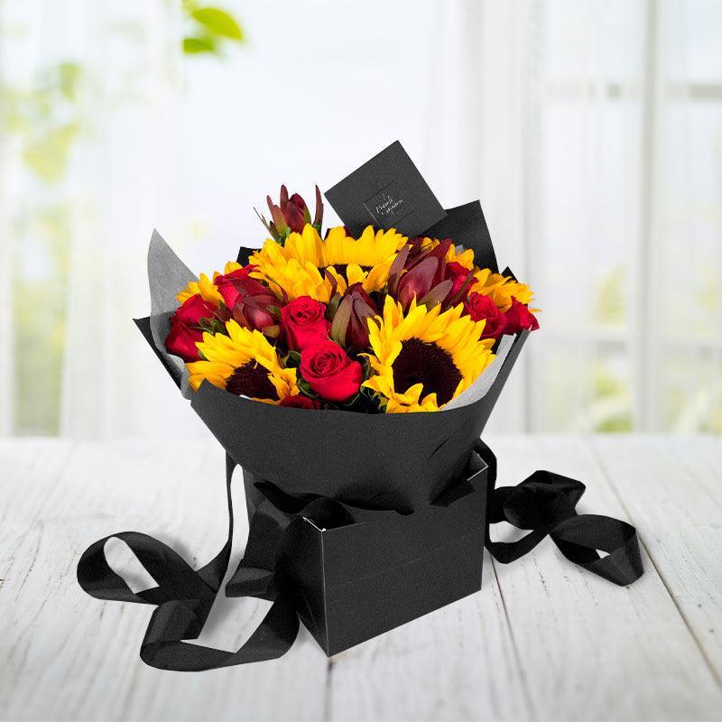 Букет подсолнухов и красных роз с ярким букетом воздушных шаров "С Днем Рождения" -SET017-