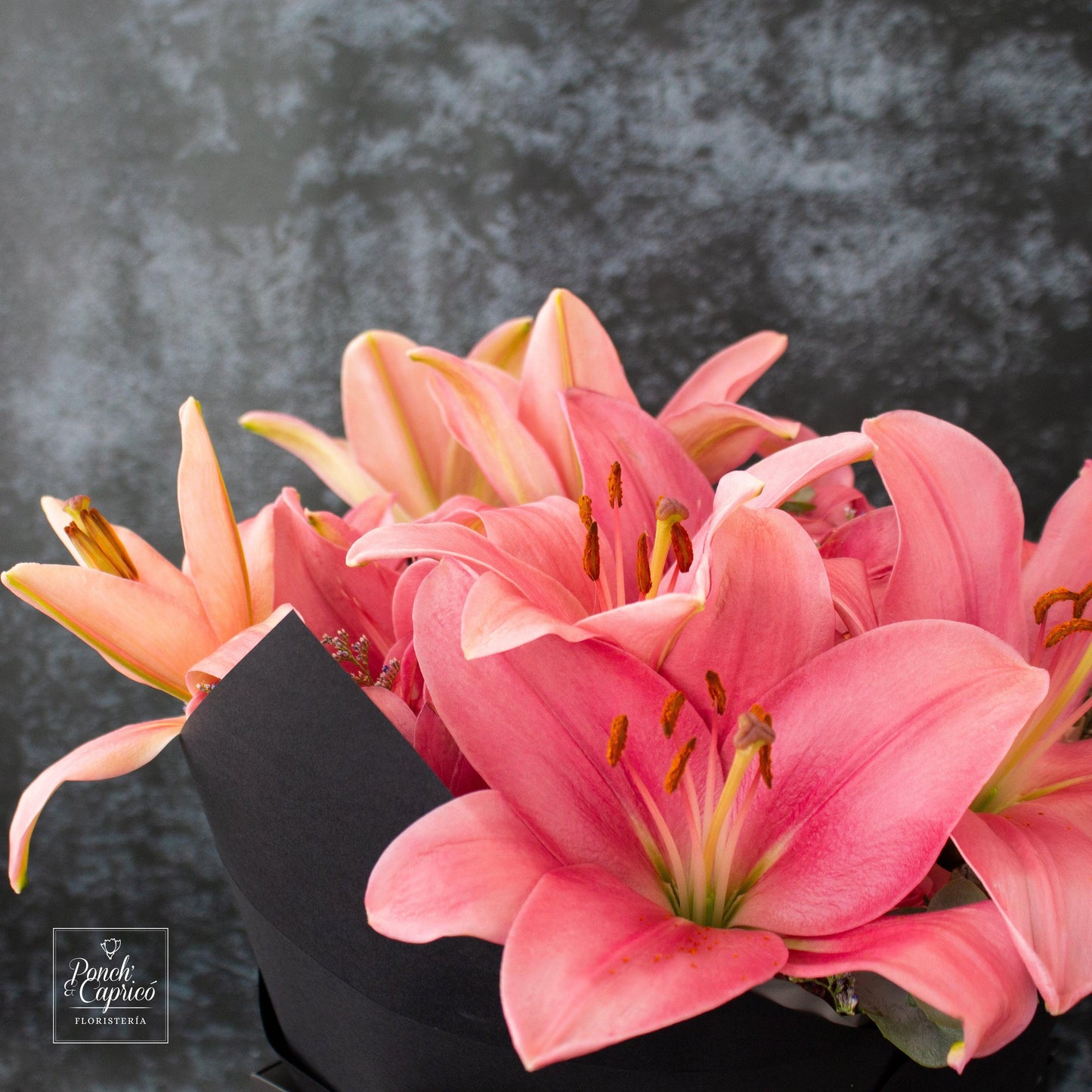 Lillies Rosa, Rosas y Mini Rosas Rosadas y Beige y Limonio