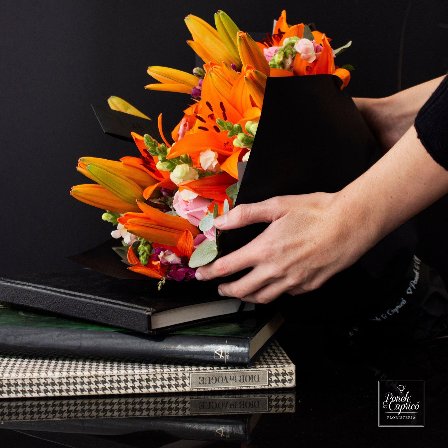 Lillies naranja, rosas y boca de dragón