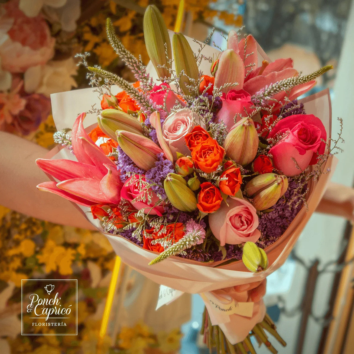 Ramo de flores de Rosas Fucsia, Mini Rosas Naranja y Lillies Rosas -en florero- Alameda