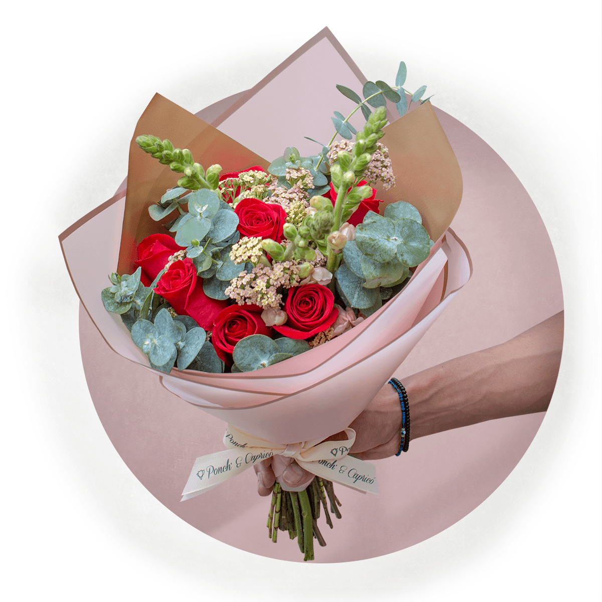 Lindo ramillete atado a mano de Rosas Rojas, Aquilea Melón, Dólar y Dragón Rosa Perrito; envuelto en elegante papel y delicado moño pequeño de tela.  Viene incluido florero de vidrio.