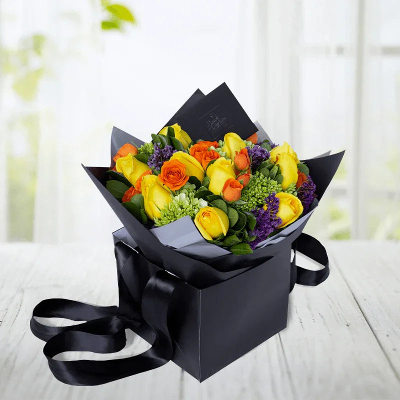 Lindo ramillete atado a mano de Rosas, Mini Rosas, Hortensias y follajes; envuelto en elegante papel y delicado moño pequeño de tela.