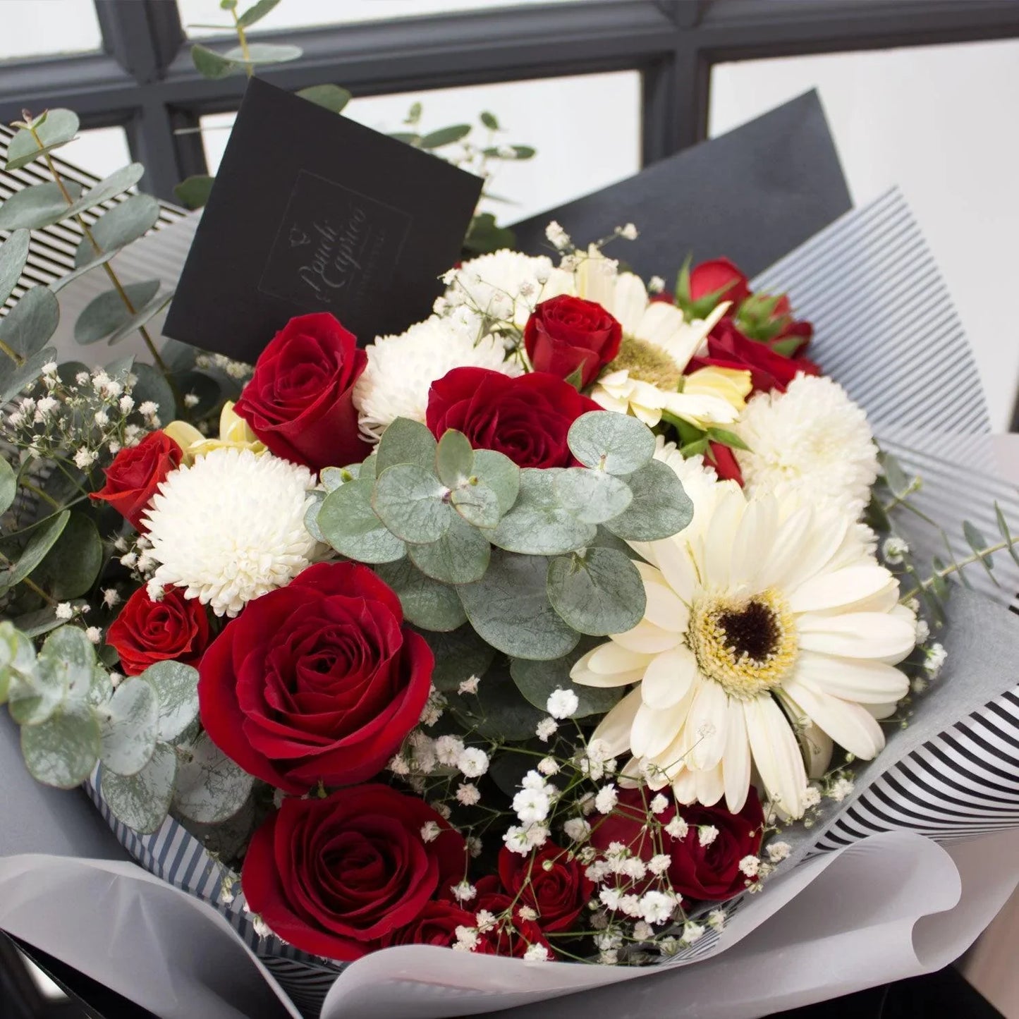 Rosas, mini rosas, gerberas y eucalipto.