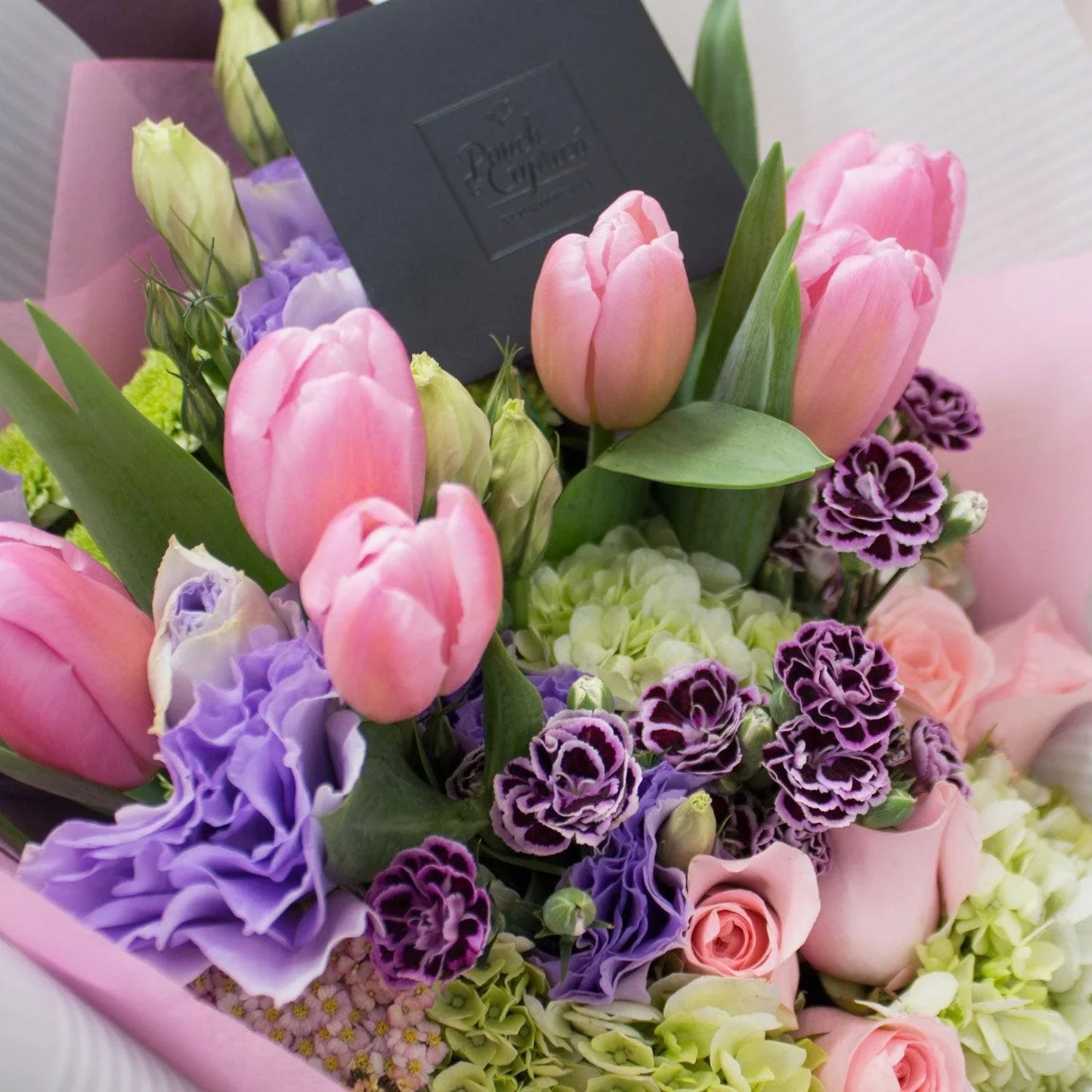 Tulipanes, Lisianthus y Rosas.