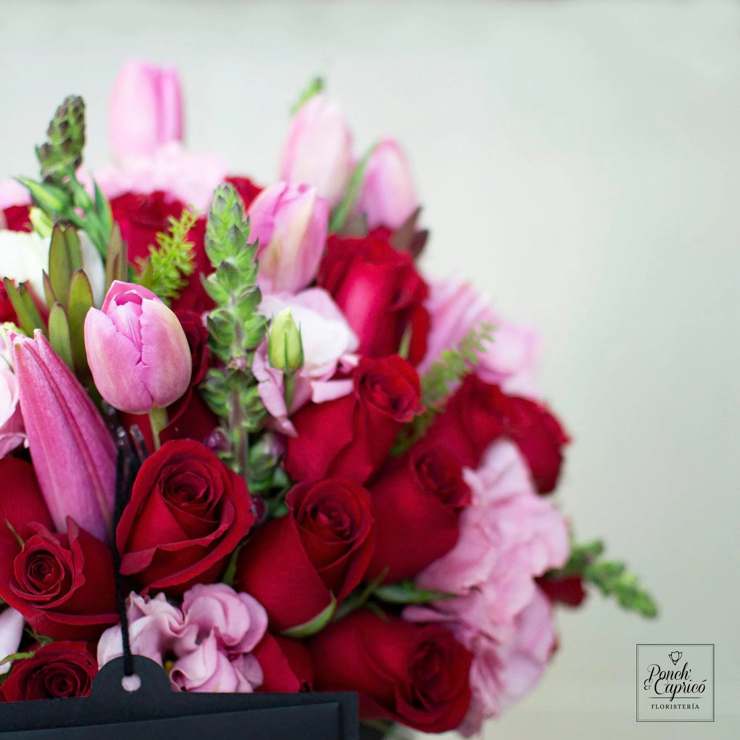 Tulipanes, Lisianthus, Acapulco y Rosas Rojas en Caja -Domo-