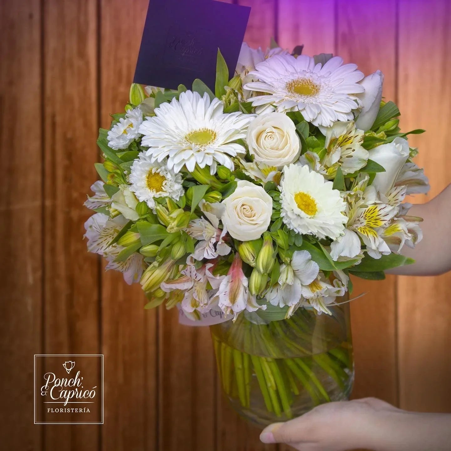 Blumenarrangement aus weißen Rosen, Gerberas und Astromelien -GI008-