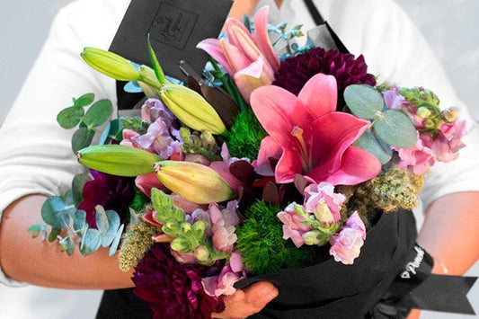 Bouquet de dalias de temporada con lillies y lisianthus atado a mano