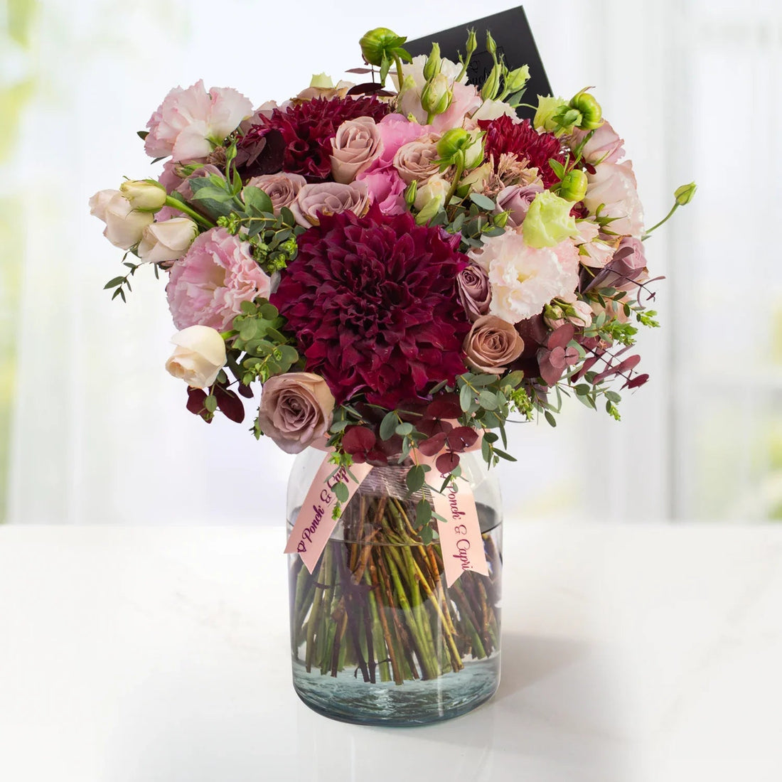 Bouquet de dalias de temporada con lillies y lisianthus atado a mano