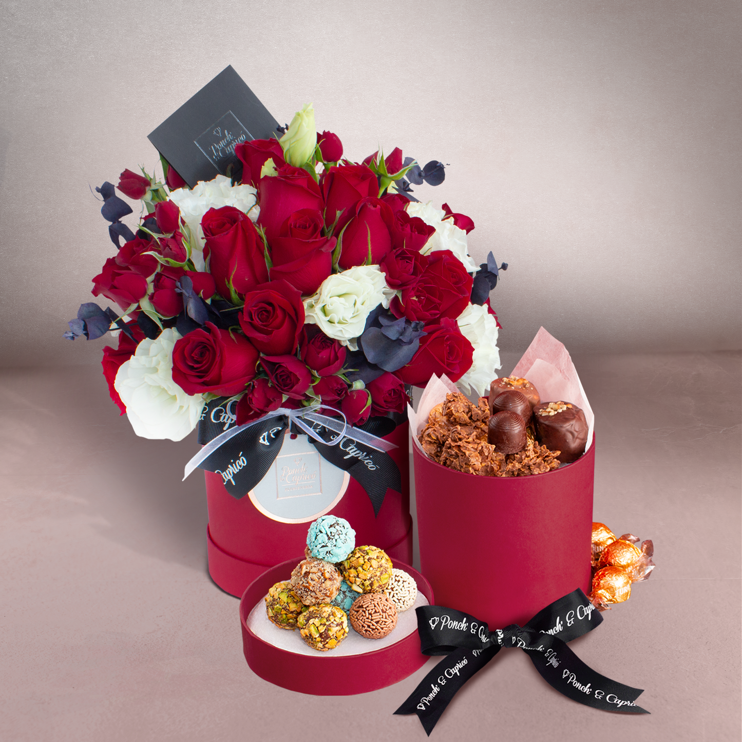 Arreglo floral de rosas rojas, mini rosas y dólar negro (preservado) + Caja Bombonera con Chocolates Premium - SET095