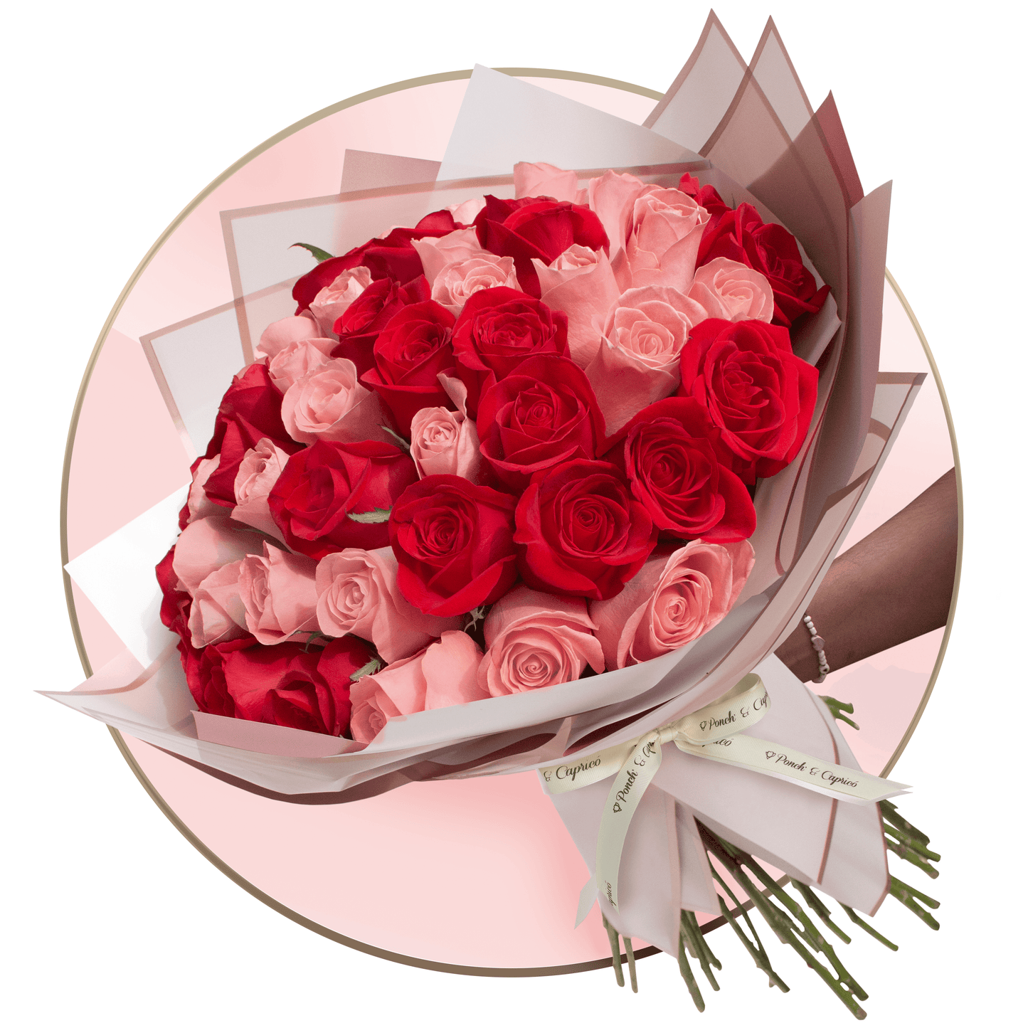Hermoso atado de rosas rojas y rosadas, hecho a mano, y envuelto en delicados papeles con moño de tela y tarjeta personalizada.  Elige entre 50 (foto), 100 o 150 rosas.