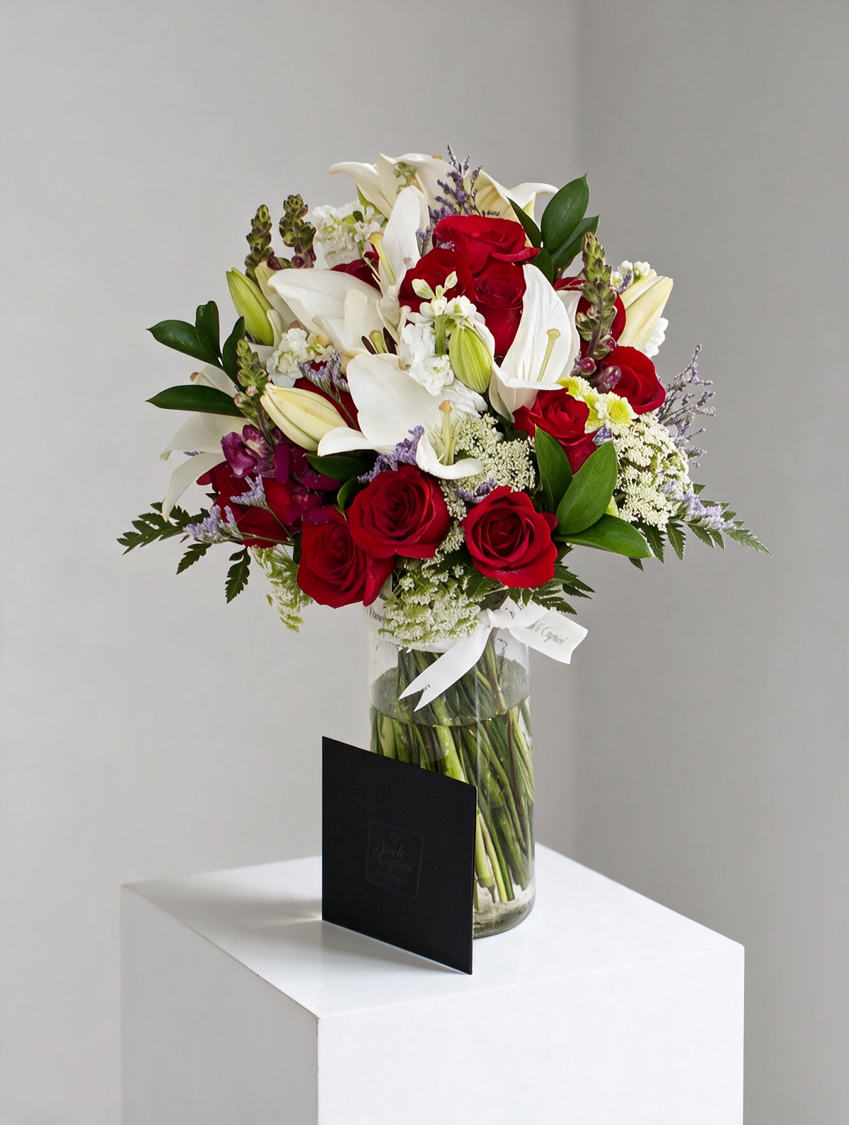 Ramo de flores de Rosas, Lillies, Boca y Matiola -en florero- ALA001