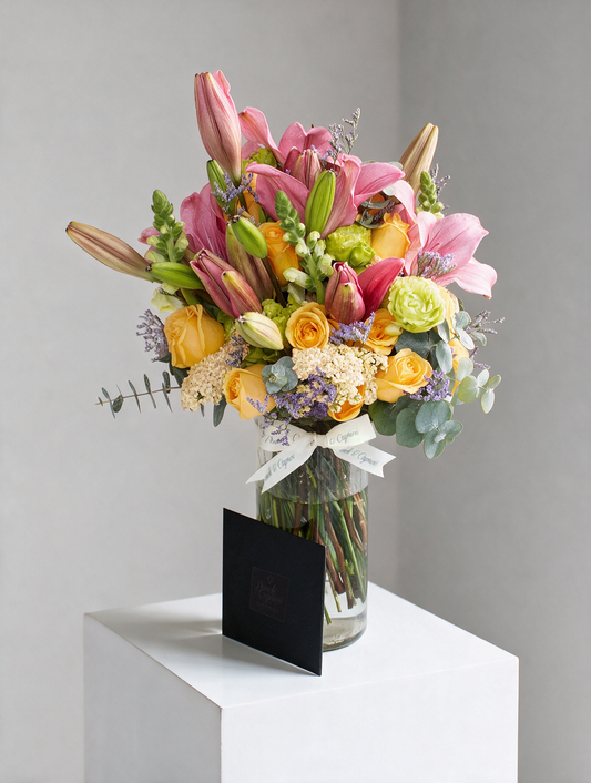 Ramo de flores de Rosas Amarillas, Lisianthus Verde y Lillies Rosados -en florero- ALA002