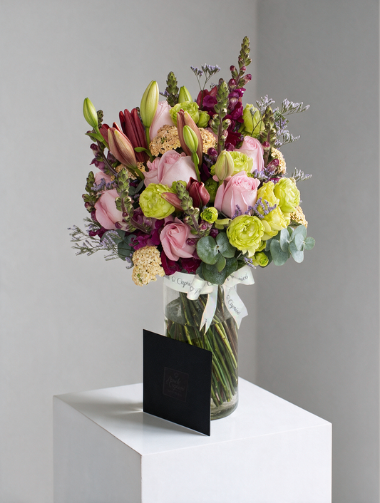Ramo de flores de Lilies Vino, Boca Vino, Rosas Rosadas y Lisianthus -en florero- ALA003